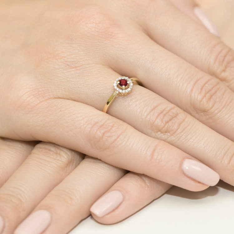 Pierścionek zaręczynowy z żółtego złota z rubinem i diamentami 0,08ct Fire Of Love