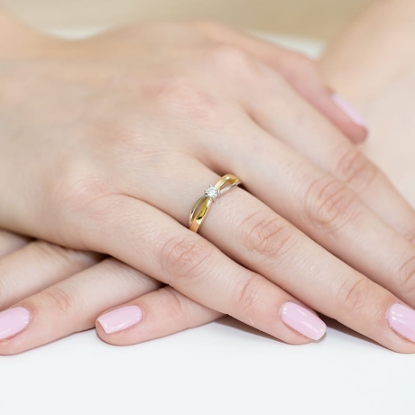 Przejdź do produktu Pierścionek zaręczynowy z żółtego złota z diamentem 0,10ct Fire Of Love 