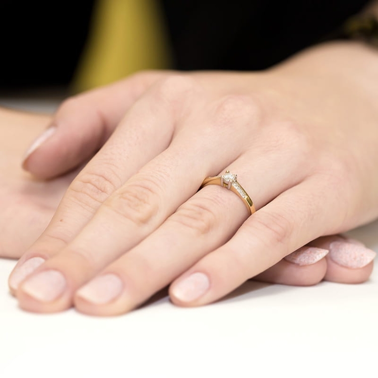 Pierścionek zaręczynowy z żółtego złota z diamentami 0,19ct Fire Of Love