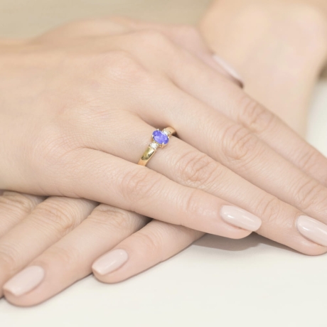 Przejdź do produktu Pierścionek zaręczynowy z żółtego złota z tanzanitem i diamentami 0,08ct Fire Of Love