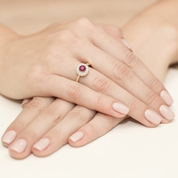Pierścionek zaręczynowy z żółtego złota z rubinem i diamentami 0,17ct Fire Of Love