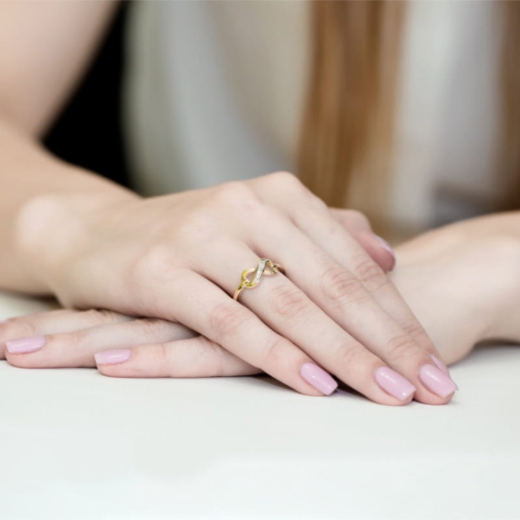 Pierścionek zaręczynowy z żółtego złota z diamentami 0,04ct Fire Of Love