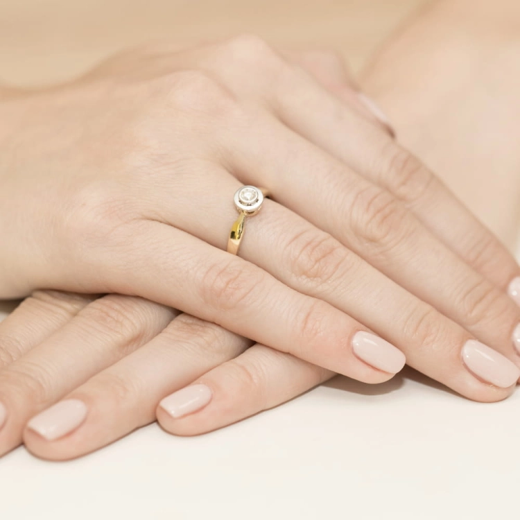 Pierścionek zaręczynowy z żółtego złota z diamentem 0,15ct Fire Of Love
