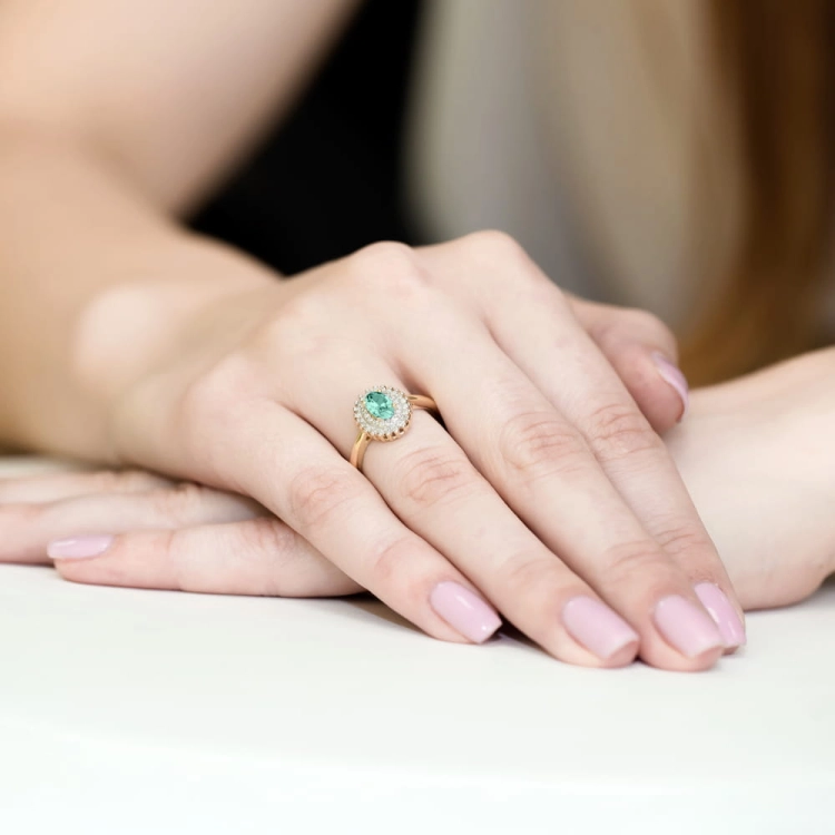 Pierścionek zaręczynowy z żółtego złota z szmaragdem i diamentami 0,19ct Fire Of Love