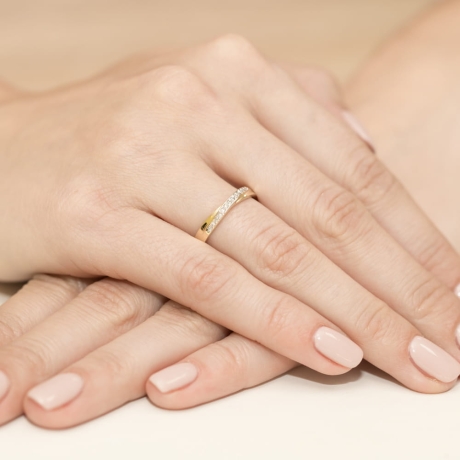 Przejdź do produktu Pierścionek zaręczynowy z żółtego złota z diamentami 0,07ct Fire Of Love 
