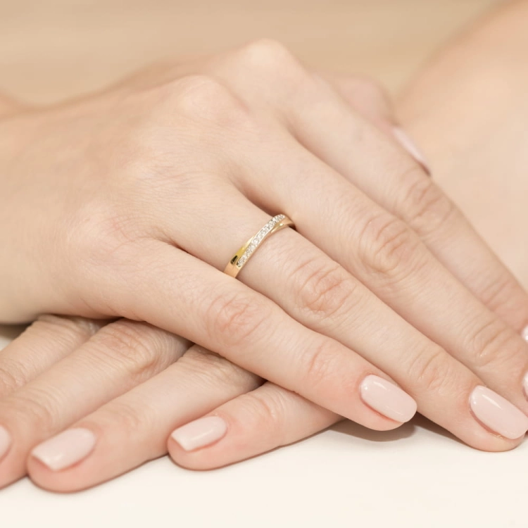 Pierścionek zaręczynowy z żółtego złota z diamentami 0,07ct Fire Of Love
