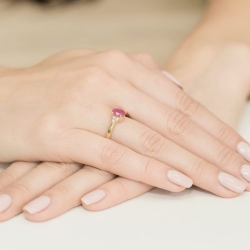 Pierścionek zaręczynowy z żółtego złota z rubinem i diamentami 0,05ct Fire Of Love