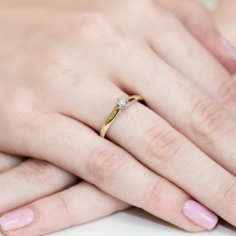 Przejdź do produktu Pierścionek zaręczynowy z żółtego złota z diamentem 0,20ct Fire Of Love 