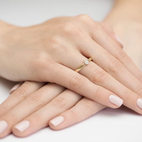 Przejdź do produktu Pierścionek zaręczynowy z żółtego złota z diamentami 0,04ct Fire Of Love 