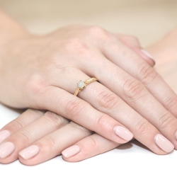 Pierścionek zaręczynowy z żółtego złota z diamentami 0,11ct Fire Of Love