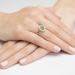 Pierścionek zaręczynowy z żółtego złota z szmaragdem i diamentami 0,10ct Fire Of Love