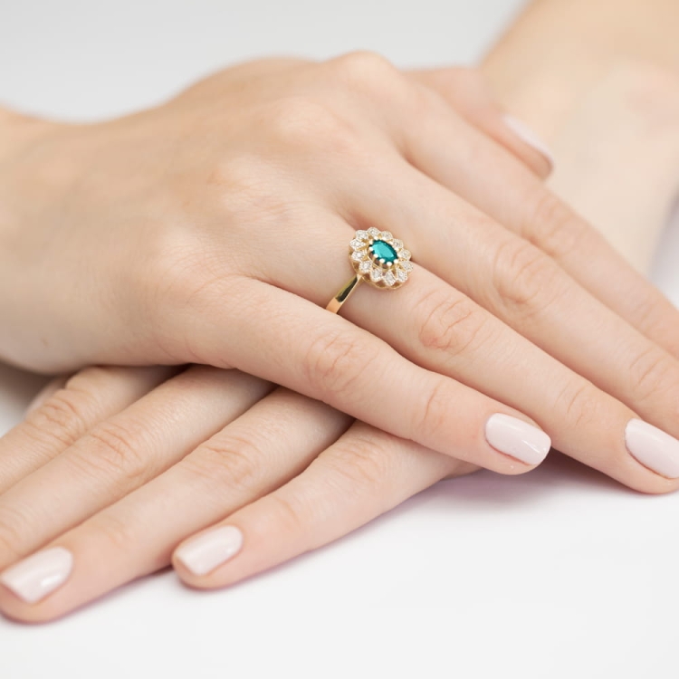 Pierścionek zaręczynowy z żółtego złota z szmaragdem i diamentami 0,10ct Fire Of Love