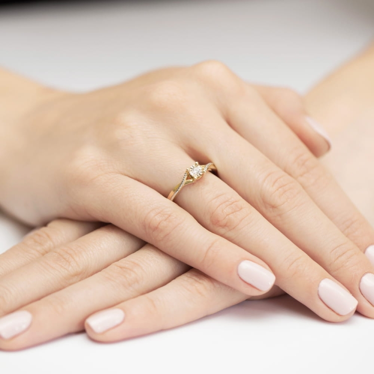 Pierścionek zaręczynowy z żółtego złota z brylantem 0,08ct Fire Of Love