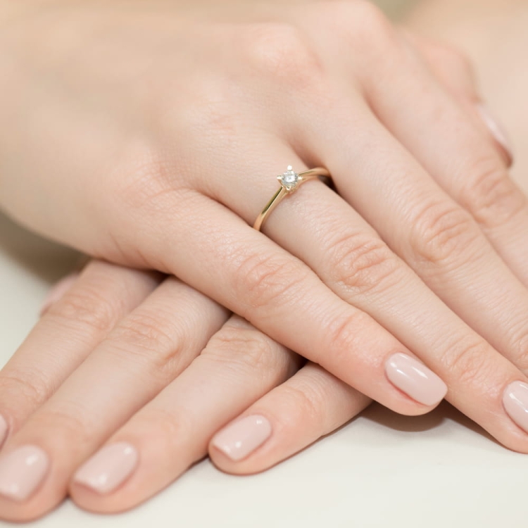 Pierścionek zaręczynowy z żółtego złota z diamentem 0,15ct Fire Of Love