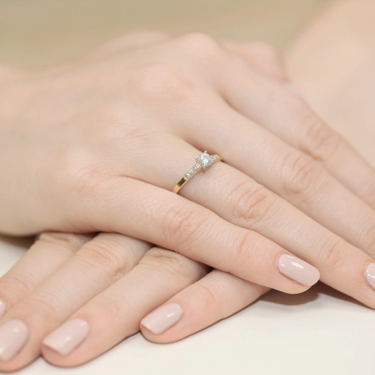 Pierścionek zaręczynowy z żółtego złota z diamentami 0,21ct Fire Of Love