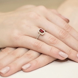 Pierścionek zaręczynowy z żółtego złota z rubinem i diamentami 0,19ct Fire Of Love