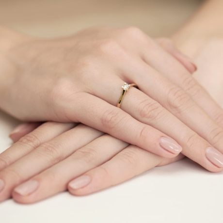 Przejdź do produktu Pierścionek zaręczynowy z żółtego złota z diamentem 0,09ct Fire Of Love 