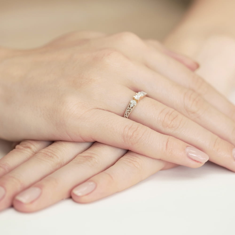 Pierścionek zaręczynowy z żółtego złota z diamentami 0,13ct Fire Of Love