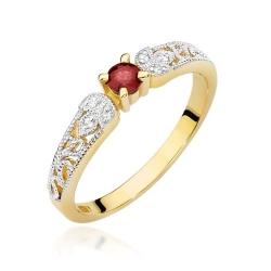 Pierścionek zaręczynowy z żółtego złota z rubinem i diamentami 0,03ct Fire Of Love
