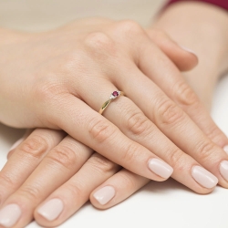 Pierścionek zaręczynowy z żółtego złota z rubinem i diamentami 0,03ct Fire Of Love