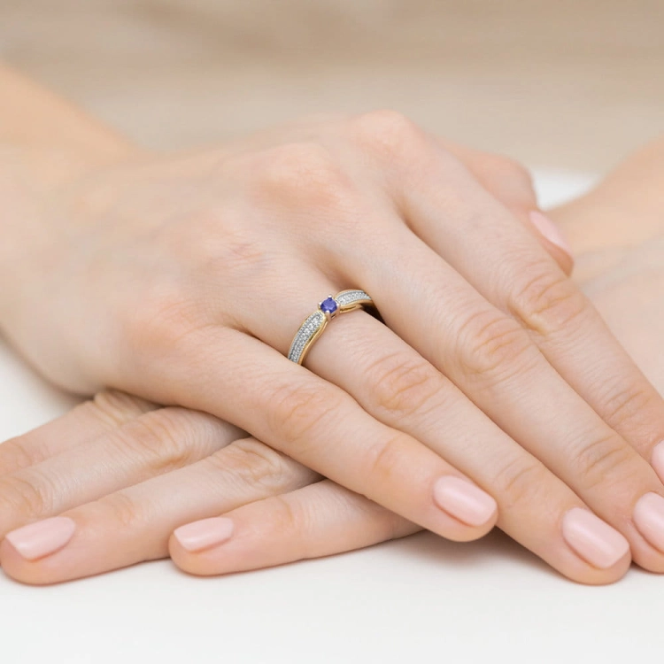 Pierścionek zaręczynowy z żółtego złota z tanzanitem i diamentami 0,09ct Fire Of Love