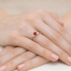 Pierścionek zaręczynowy z żółtego złota z rubinem i diamentami 0,18ct Fire Of Love