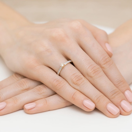 Przejdź do produktu Pierścionek zaręczynowy z żółtego złota z diamentami 0,17ct Fire Of Love 