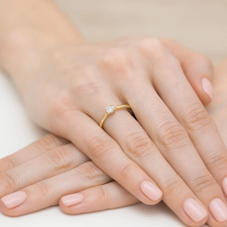 Pierścionek zaręczynowy z żółtego złota z diamentem 0,08ct Fire Of Love