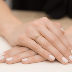 Pierścionek zaręczynowy z żółtego złota z diamentem 0,02ct Fire Of Love