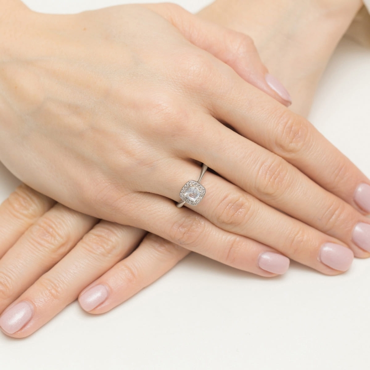 Pierścionek zaręczynowy z białego złota z białym szafirem i diamentami 0,10ct Fire Of Love
