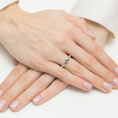 Przejdź do produktu Pierścionek zaręczynowy z żółtego złota z czarnym diamentem i diamentami 0,03ct Fire Of Love