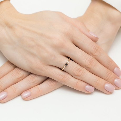 Przejdź do produktu Pierścionek zaręczynowy z żółtego złota z czarnym diamentem i diamentami 0,06ct Fire Of Love