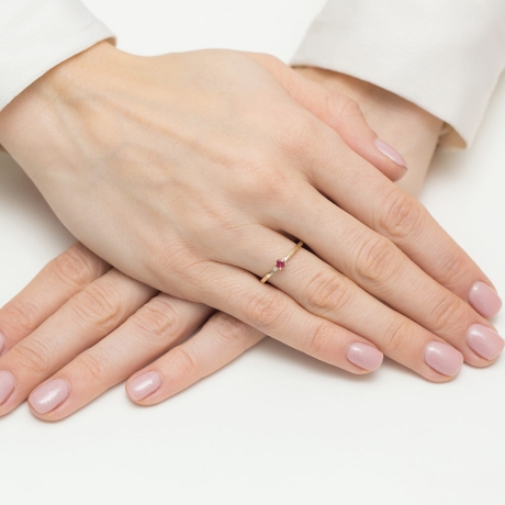 Przejdź do produktu Pierścionek zaręczynowy z żółtego złota z rubinem i diamentami 0,01ct Fire Of Love