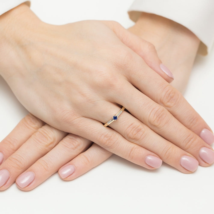 Pierścionek zaręczynowy z żółtego złota z szafirem i diamentami 0,04ct Fire Of Love