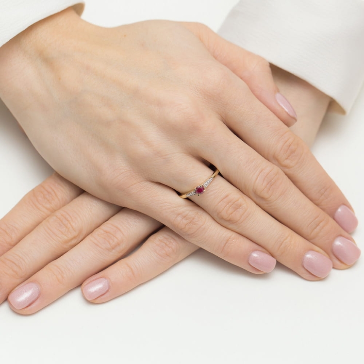 Pierścionek zaręczynowy z żółtego złota z rubinem i diamentami 0,03ct Fire Of Love