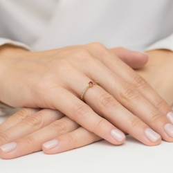 Pierścionek zaręczynowy z żółtego złota z rubinem i diamentami 0,01ct Fire Of Love