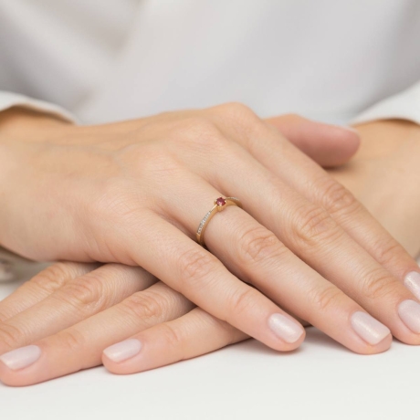 Przejdź do produktu Pierścionek zaręczynowy z żółtego złota z rubinem i diamentami 0,01ct Fire Of Love