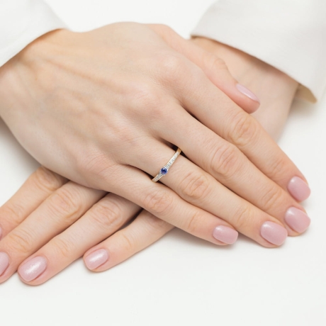 Przejdź do produktu Pierścionek zaręczynowy z żółtego złota z szafirem i diamentami 0,05ct Fire Of Love