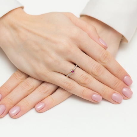 Przejdź do produktu Pierścionek zaręczynowy z żółtego złota z rubinem i diamentami 0,05ct Fire Of Love 