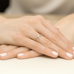 Pierścionek zaręczynowy z żółtego złota z diamentami 0,09ct krzyż Fire Of Love