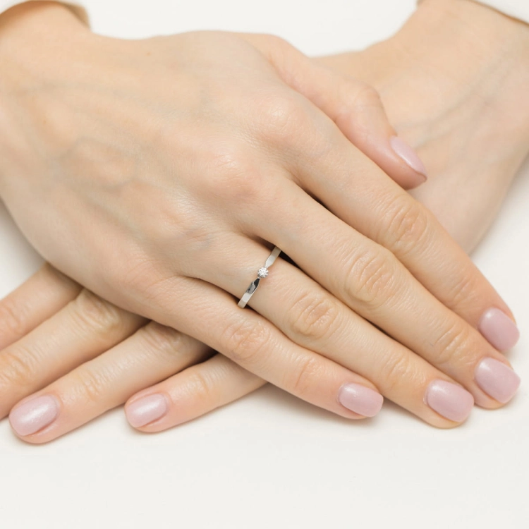Pierścionek zaręczynowy z białego złota z diamentem 0,04ct Fire Of Love