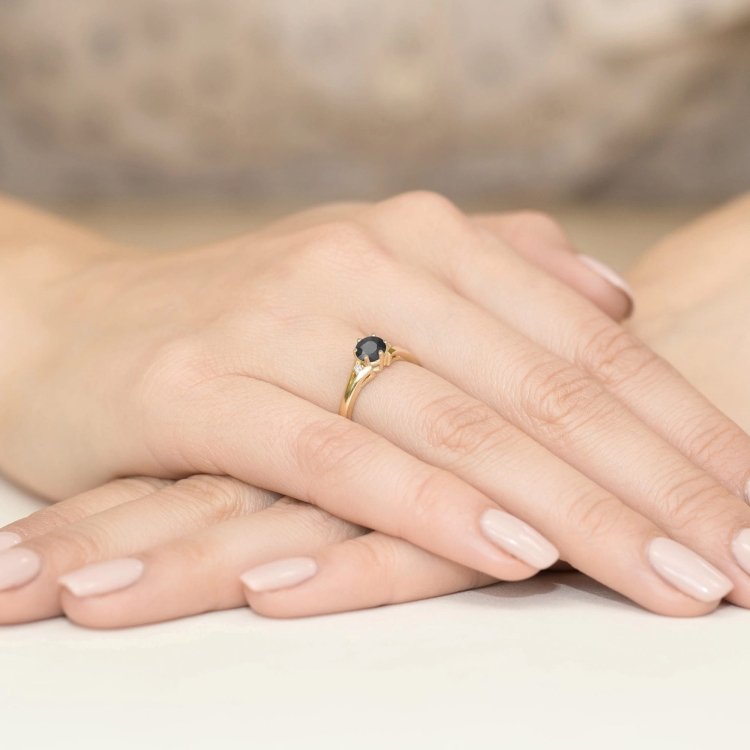 Pierścionek zaręczynowy z żółtego złota z czarnymi i białymi diamentami Fire Of Love