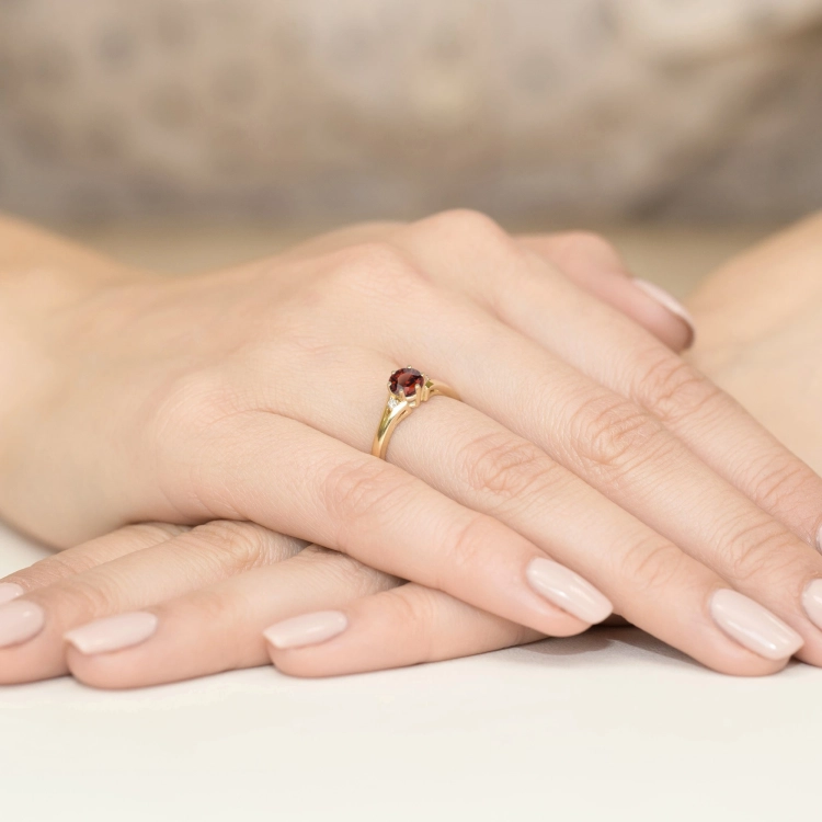 Pierścionek zaręczynowy z żółtego złota z granatem i diamentami 0,03ct Fire Of Love