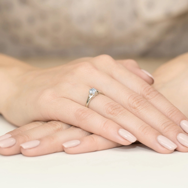 Pierścionek zaręczynowy z białego złota z białym szafirem i diamentami 0,03ct Fire Of Love