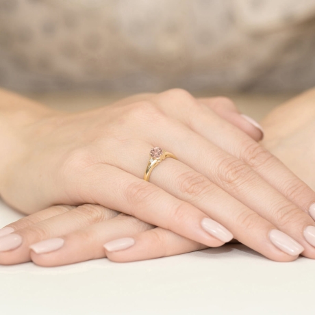 Przejdź do produktu Pierścionek zaręczynowy z żółtego złota z morganitem i diamentami 0,03ct Fire Of Love 