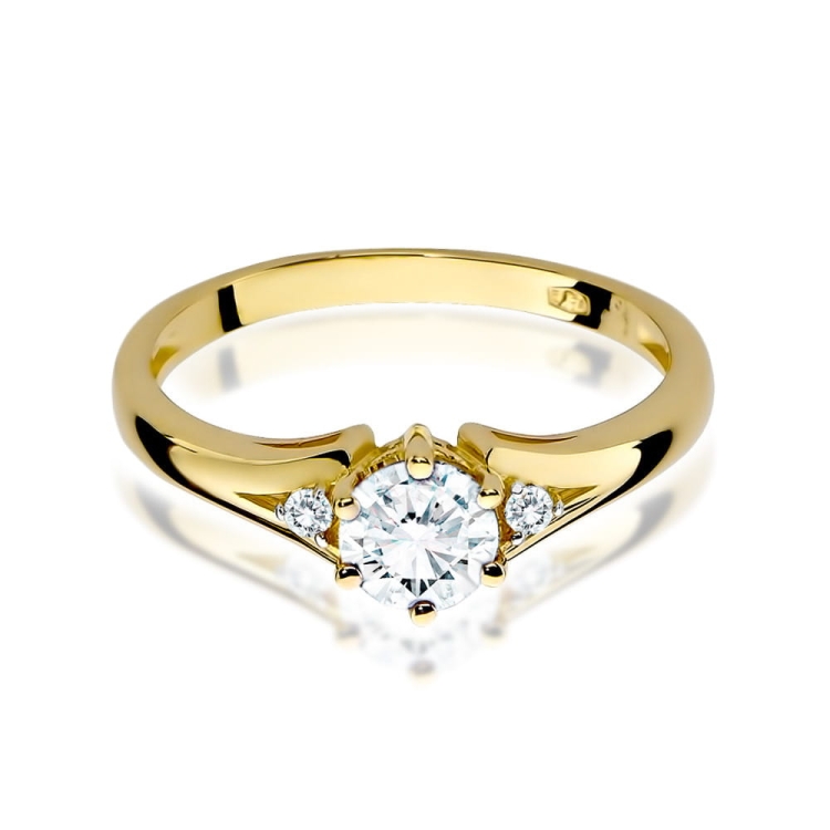 Pierścionek zaręczynowy z żółtego złota z białym szafirem i diamentami 0,03ct Fire Of Love