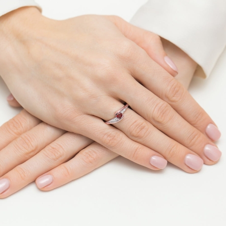 Przejdź do produktu Pierścionek zaręczynowy z różowego złota z rubinem i diamentami 0,06ct Fire Of  Love