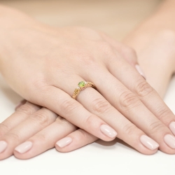 Pierścionek zaręczynowy z żółtego złota z oliwinem i diamentami 0,02ct Fire Of Love