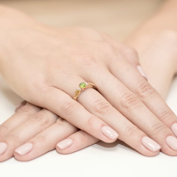 Pierścionek zaręczynowy z żółtego złota z oliwinem i diamentami 0,02ct Fire Of Love