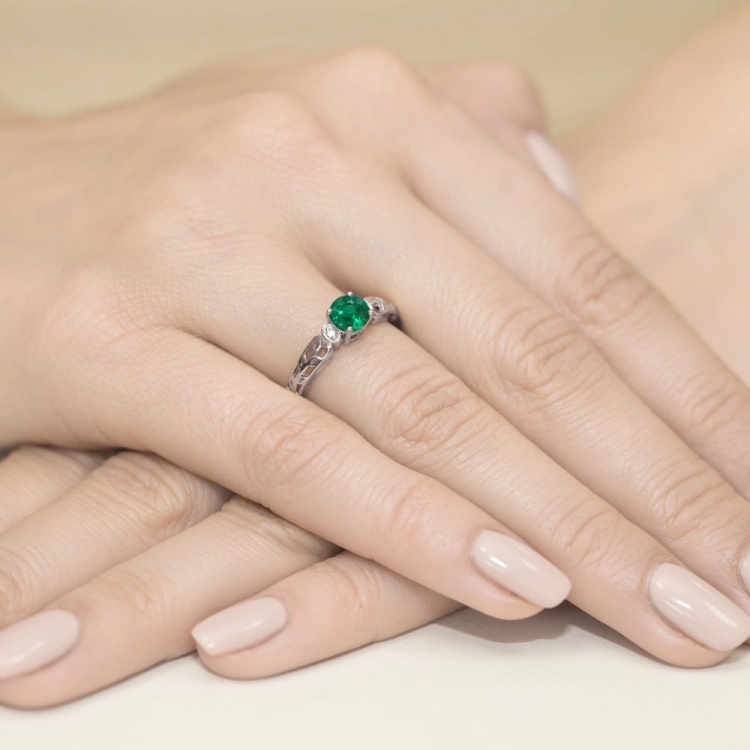 Pierścionek zaręczynowy z białego złota z szmaragdem i diamentami 0,02ct Fire Of Love